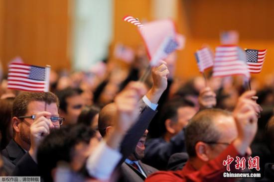 当地时间2017年2月8日,美国波士顿,200多名移民参加入籍仪式,正式成为美国公民。