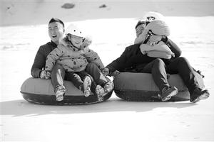 儿童需要父母用心地陪伴。图为两对父子在甘肃省张掖市山丹县佛山滑雪场体验冰雪乐趣。 新华社发（张渊 摄）