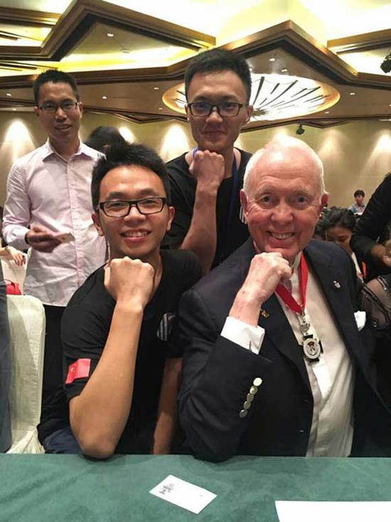 小伙1小时记住1400个随机数字成世界记忆大师