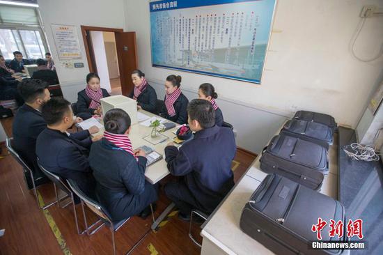 长大后我就成了你 母女两代空姐共圆蓝天梦