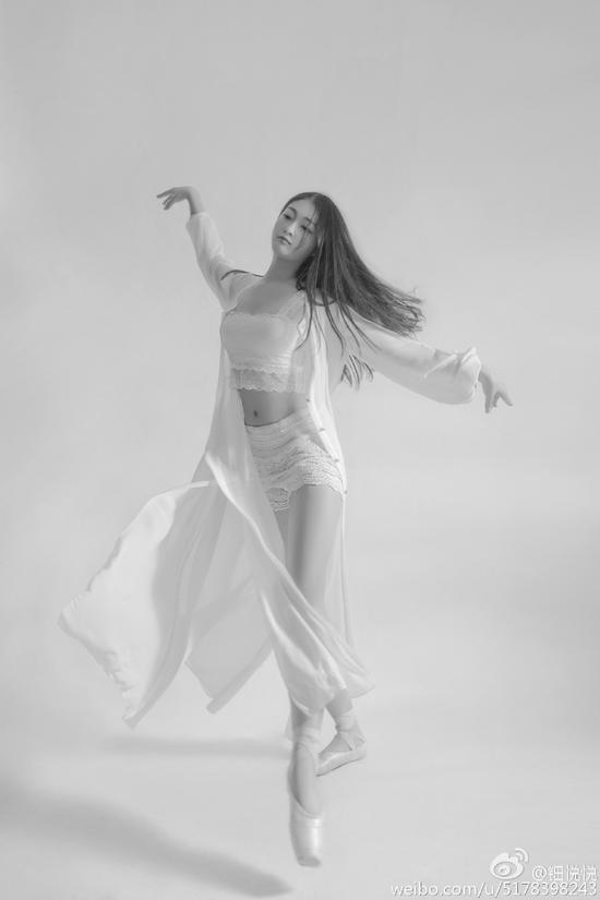 中传女生晒高难度舞蹈照 神似李小冉