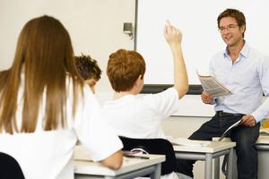 英国师资短缺情况或加剧 各方呼吁政府加大重视