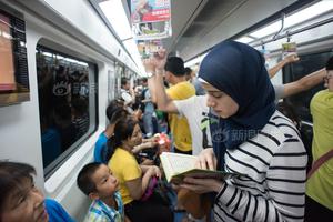 海归女学生街边帮父母卖早点洗碗