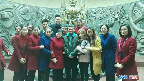 马云撞脸青铜器面具 私人参观称“挺帅”