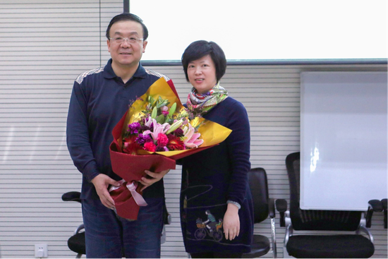 在课程结束之时,学生为金教授献上了美丽的鲜花,感谢金教授的授业解惑,并祝金教授身体健康、工作顺利。