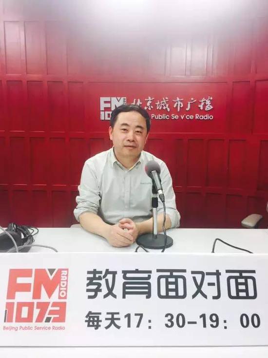 张鹤 海淀区教师进修学校数学教研员、北京市正高级教师、北京市数学学科特级教师， 著有《分享数学智慧的人》和《数学教学的逻辑—基于数学本质的分析》两部专著