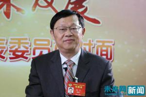 全国政协委员、华东师范大学教授高抒在接受未来网记者的采访。