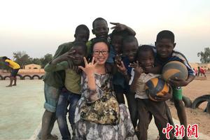 赵菊阳在马里与当地孩子一起　东阳宣传部提供　摄