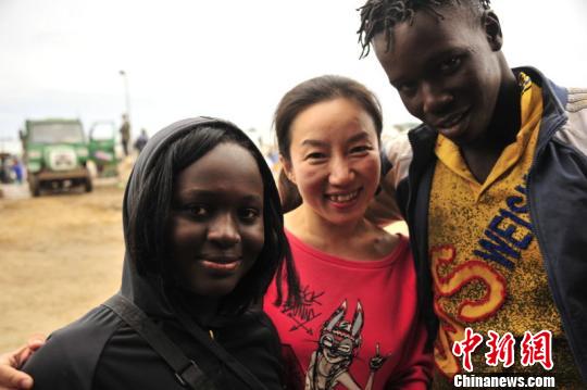 赵菊阳在毛里塔尼亚与鱼粉厂工人合影 东阳宣传部提供 摄