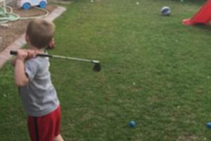 一杆进“洞”男孩完美演绎短切球进爸爸嘴巴