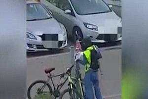 英国男子光天化日之下持斧偷抢自行车吓坏民众