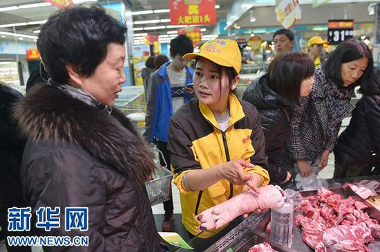 女大学生卖猪肉，引来众多市民围观。