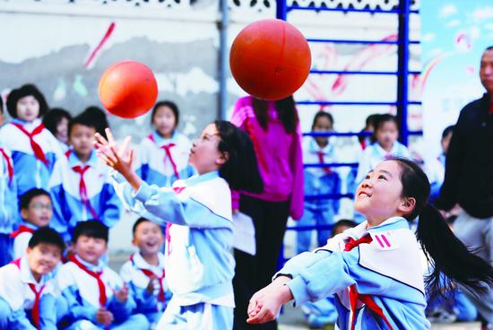 学生在上排球课。 摄/本报记者 云凯杰