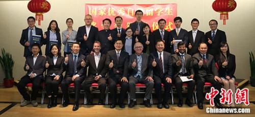 中国驻多伦多代总领事徐伟（前排左五）等与获奖留学生及导师代表们合影。 中新社记者 余瑞冬 摄