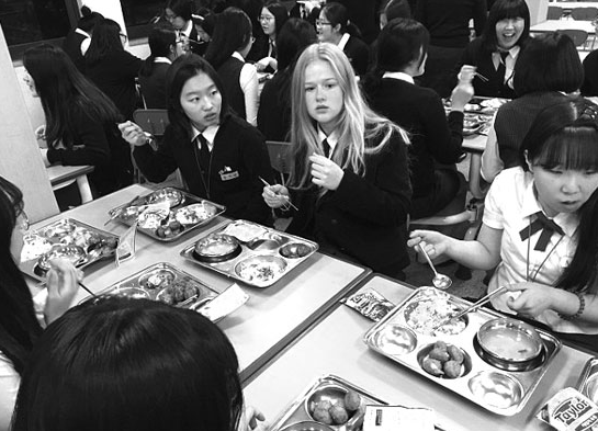 莎拉·詹金斯和韩国同学们在食堂用餐