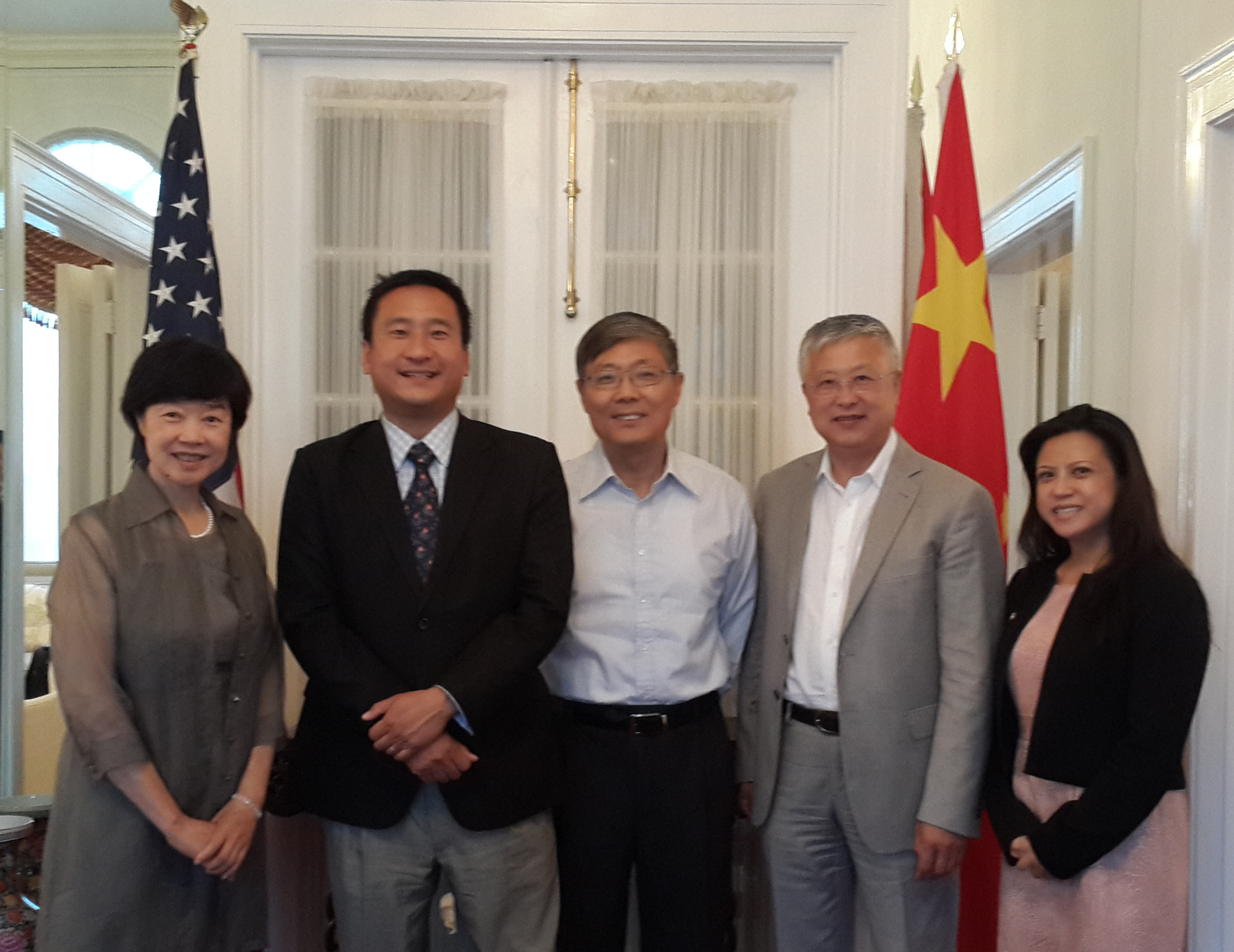 2016年8月15日，中国驻洛杉矶总领事馆刘健总领事夫妇在官邸会见美国百人会会长吴华扬、会员谢明等。