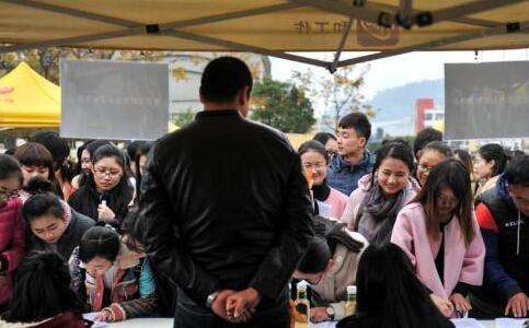 人社部:2016年为劳动者追发工资等待遇350.6亿