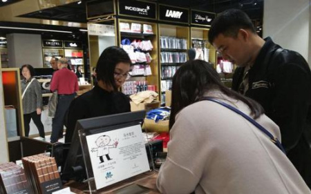 中国顾客在老佛爷新商场内购物。（法国《欧洲时报》援引《巴黎人报》图片）