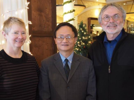 投入教育事业17年的孙建国（中），4日以超过半数的选票支持，成为威州榆树溪学区第一位华裔教育委员。（孙建国提供）