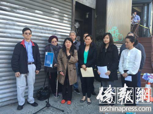 资料图:埃塞思街43号房客两年前,在楼宇前抗议房东骚扰和逼迁。(美国《侨报》)