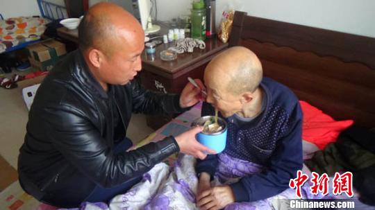 “每天给父亲打饭、喂饭、洗头、洗脚。”陈兰甲“带父教书”的举动教育了学生,成为学校师德、师风教育的鲜活教材。 王维 摄