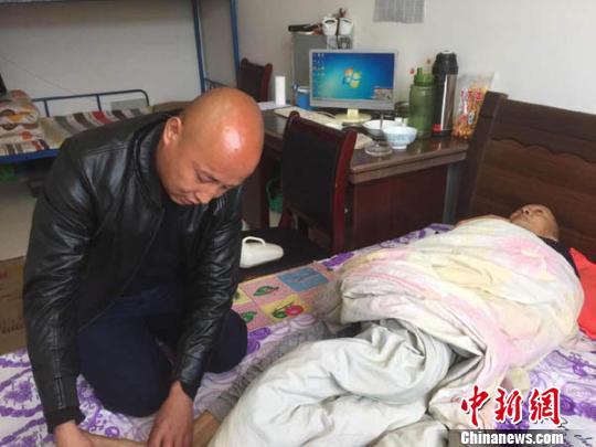 2017年,甘肃合水县“三八妇女节”表彰时陈兰甲被评为“好儿子”,而该校校长贺文杰认为,陈兰甲“不仅是好儿子,更是好老师。” 侯志雄 摄