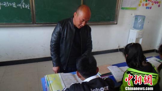 4月6日,甘肃合水县太白镇九年制学校物理老师陈兰甲正在为学生上课,他所教的物理课学生成绩在合水县名列第一。 王维 摄