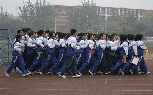 衡水中学学生带书跑操