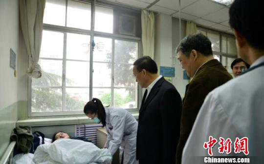 事件发生后,该校迅速启动突发事件应急预案,该校党委书记、校长赶到医院看望受伤学生。 钟欣 摄
