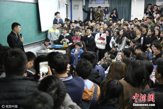 资料图：网红教师讲考研千人围观，学生为听课爬窗台。 图片来源：视觉中国
