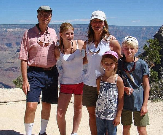 比尔•盖茨和妻子、子女合影