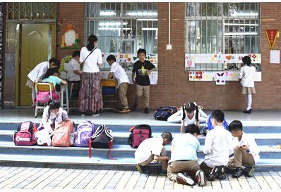 华阳小学天河东校区，放学后学生在课室外活动。信息时报记者 叶伟报 摄