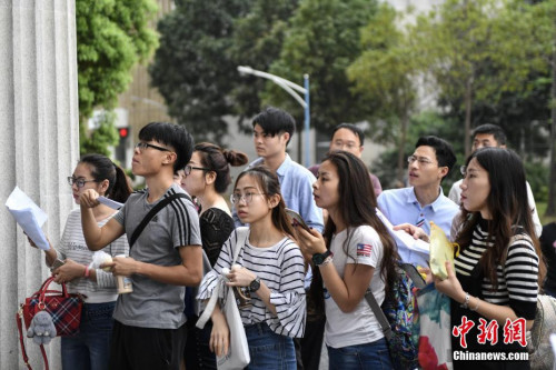 资料图：4月8日，2017年广东省公务员考试开考，图为华南师范大学考点。中新社记者 陈骥旻 摄