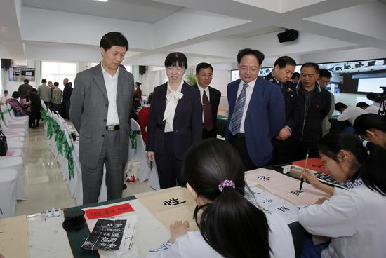 陆云泉主任、王玉萍校长、廖社 领导参观学生作品 摄 云凯杰