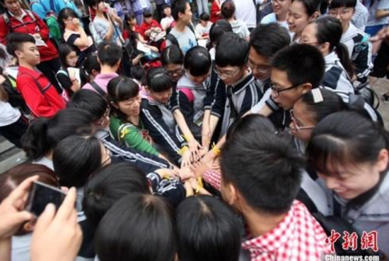 2016年6月7日，河北石家庄的高考考生在相互祝福。 中新社记者 翟羽佳 摄