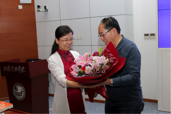 学生代表为阚教授献花