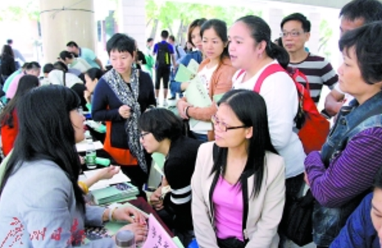 　　广雅中学高中招生校园开放日，吸引不少家长和学生前来咨询具体的招生政策。 广州日报全媒体记者骆昌威 摄