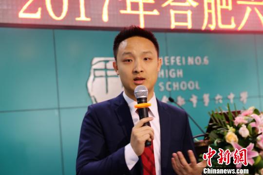 出国留学代表、哈佛大学大四学生廖观晨讲述留学经验。　张俊　摄