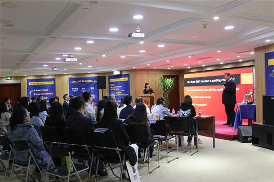 SPBCN国际学术主席Scott Isaacs正在讲述他曾经参加spelling bee的故事