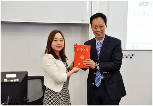 同济大学经管学院MBA中心副主任崔麒元（左）和IE专家关田铁洪（右）