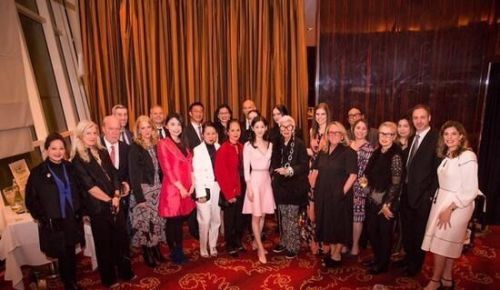 奶茶妹妹举办私人晚宴 美国半个时尚圈都来了