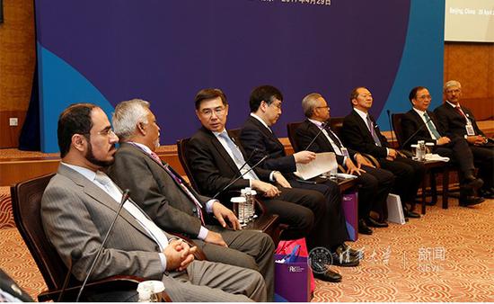 论坛嘉宾共同探讨问题。