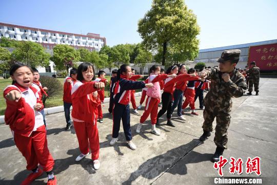 资料图：江西新余中小学生接受相关教育训练。　周亮 摄