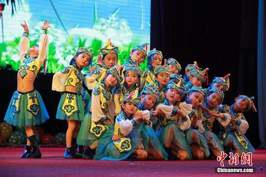 兰州市民办幼儿园表演。 刘玉桃 资料图