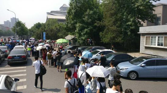 北大校园开放日现场,家长、学生排队进场