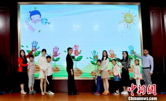 由上海市妇联主办的“好书童享用爱润德”——上海市家庭亲子阅读活动启动仪式20日在上海市妇女儿童服务指导中心举行。　芊烨 摄