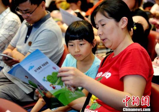 上海小学生每人年均阅读书目15.32本，随着年级升高。　芊烨　摄