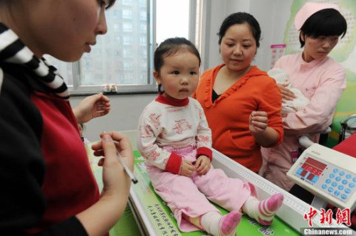 资料图：多胞胎儿童在妇幼保健院免费进行体格发育等方面的检测。杨华峰摄