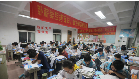 组图:高考倒计时,高三生被励志语 包围 |高考|教