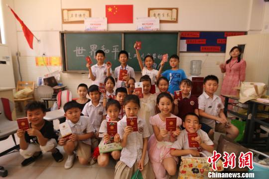 学生们拿到“护照”，开启说走就走之旅　李世伟　摄